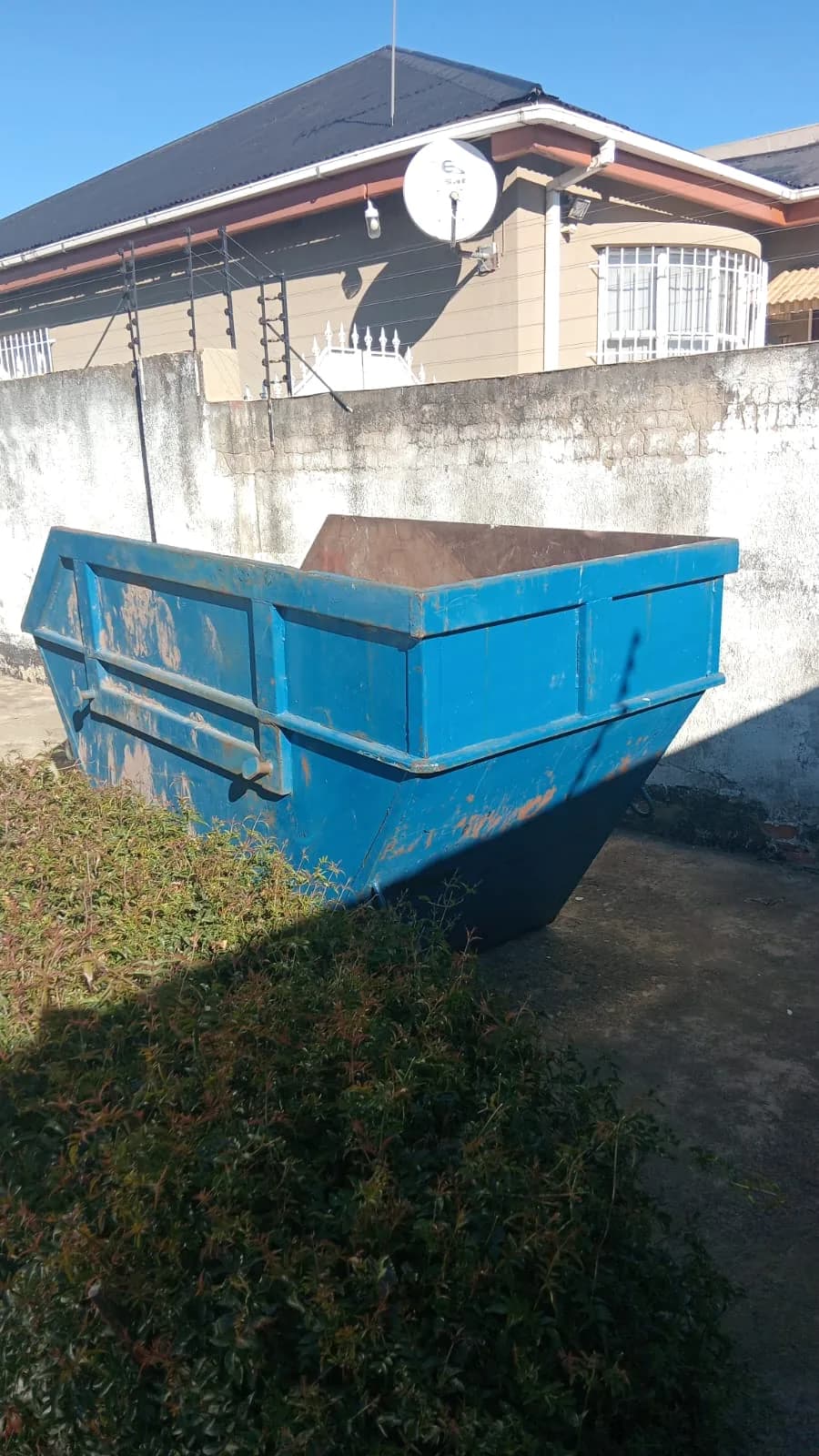 Small residential skip for light cleanup waste
